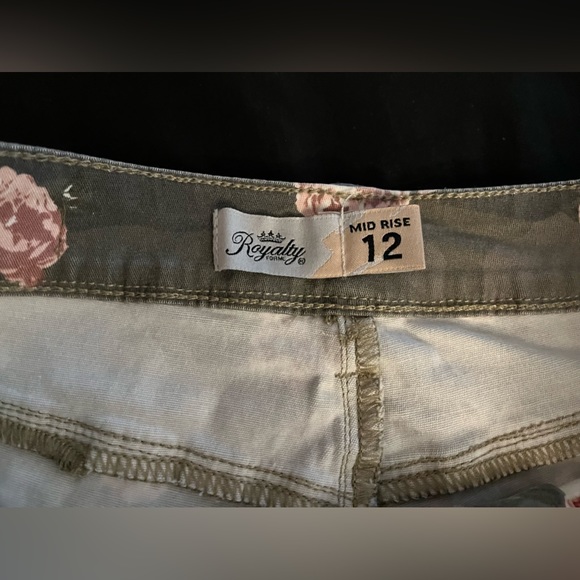 Women’s Royalty For Me Mid Rise NWT camouflage floral shorts in size 12 - Picture 6 of 12